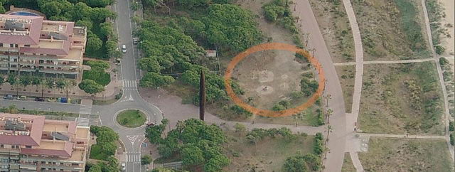 Imatge des de satèl·lit on s'aprecia els elements inicials del parc infantil de Gavà Mar enmig del no res